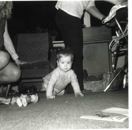 al kruipend over de grond